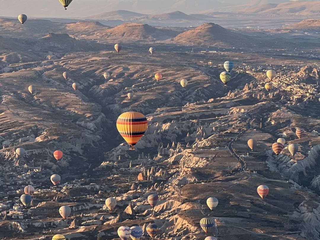 Bunte Heißluftballons über der Felslandschaft von Kappadokien in der Türkei